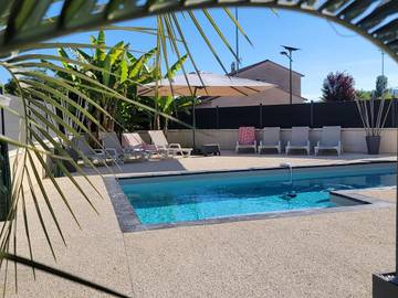 Gîte pour 10 personnes, avec vue ainsi que jardin et piscine à Bon-Encontre