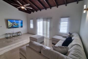 Vacation Rental for 8 Guests in Sint Maarten, Saint Martin, Picture 2