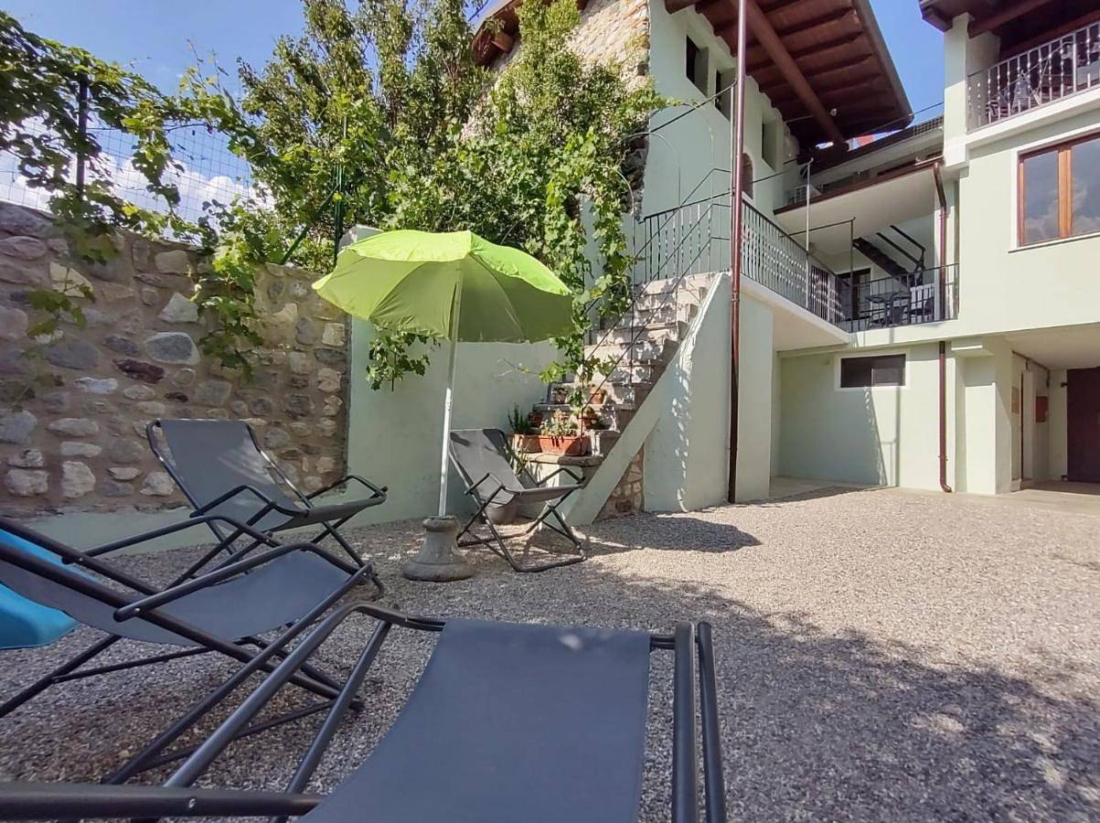 Ganze Wohnung, Corte Vezzola bilocale Emma in Castello (Puegnago sul Garda), Puegnago sul Garda