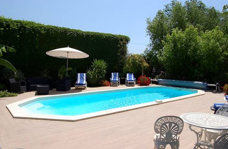 Gîte pour 2 personnes, avec terrasse ainsi que jardin et piscine