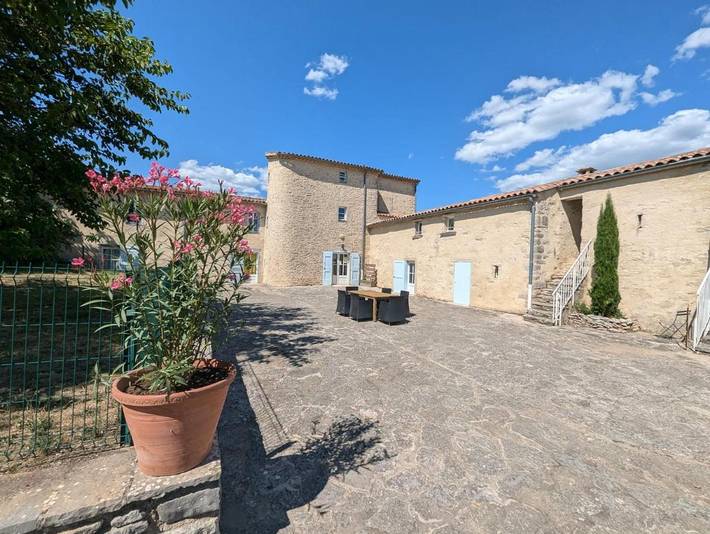 Hôtel pour 2 personnes, avec piscine ainsi que jardin et vue à Ferrières-les-Verreries - 2