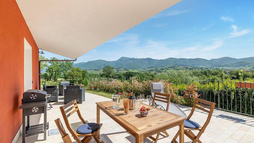 Agriturismo per 6 persone, con piscina e giardino in Matelica