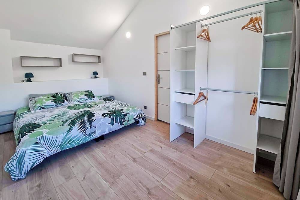 Ganze Wohnung, Kingfisher. In the countryside between Lac du Der and lakes and the Foret d'Orient in Joncreuil, Aube
