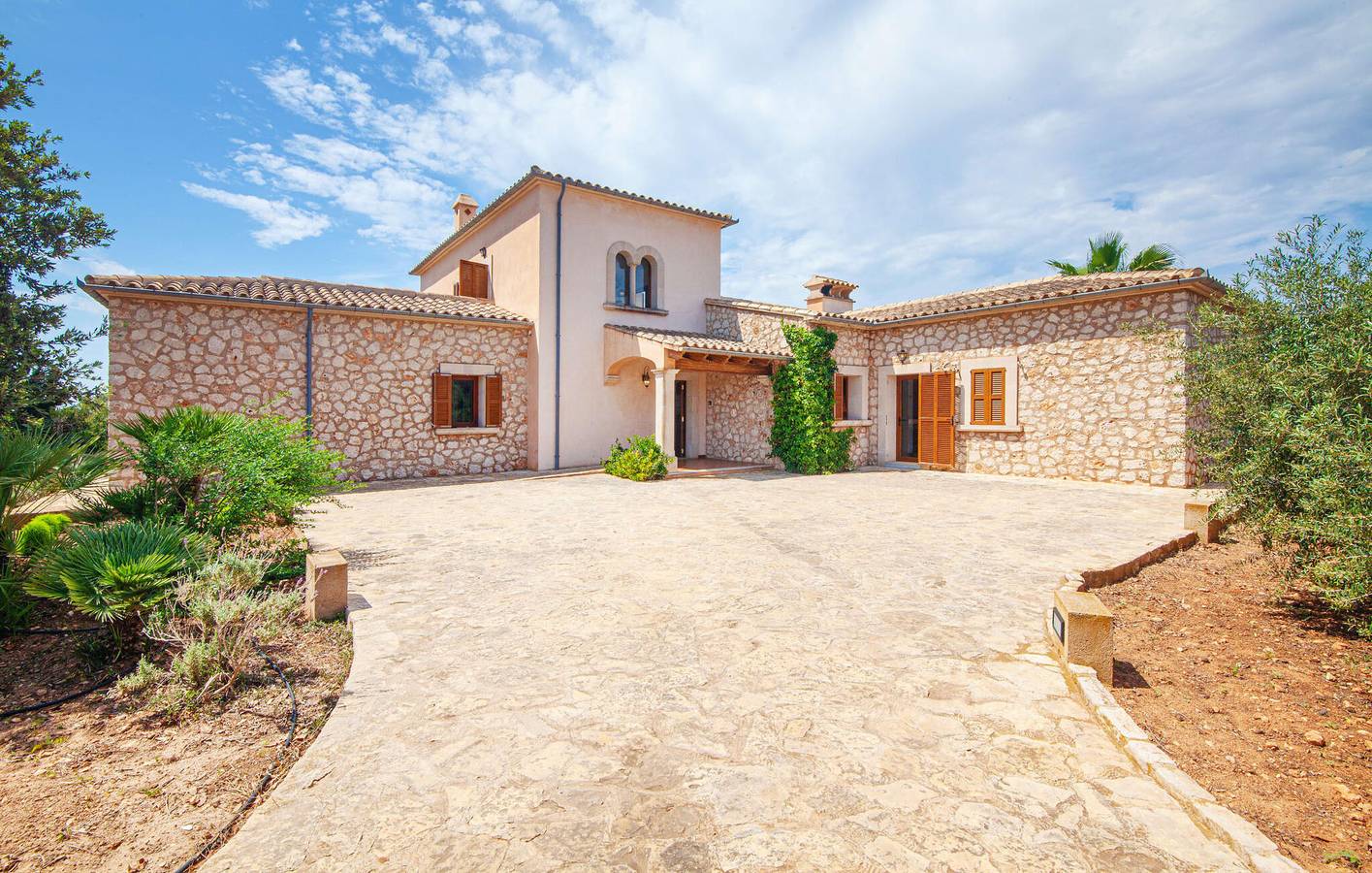 Modern Apartment with Pool, Terrace & AC near Cala Mitjana in Cala d'Or, Santanyí