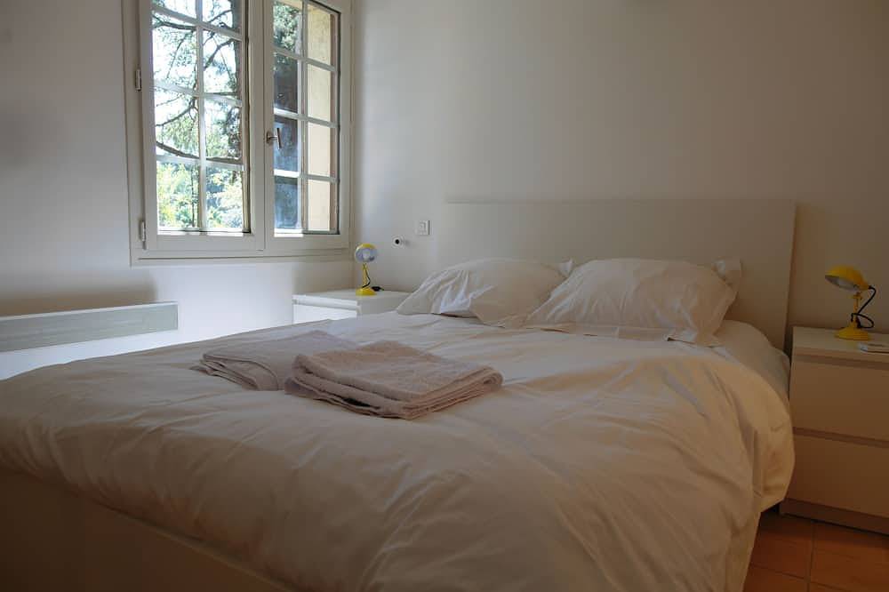 Villa prox. Avignon, swimming pool, calm park in Villeneuve-lès-Avignon, Nimes region