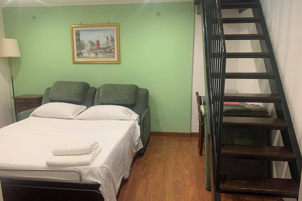 Appartamento intero, City centre apartment in historical building surrounded by green courtyard in Roma, Provincia di Roma