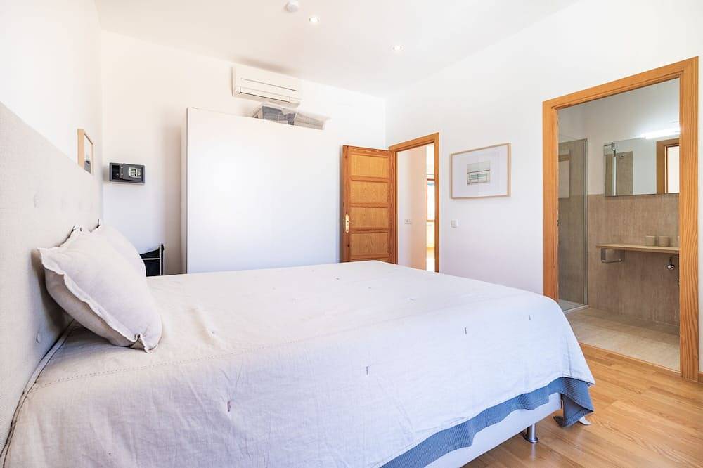 Large Village Home in Alaro with pool and easy access to all of Mallorca in Alaró, Majorca Center