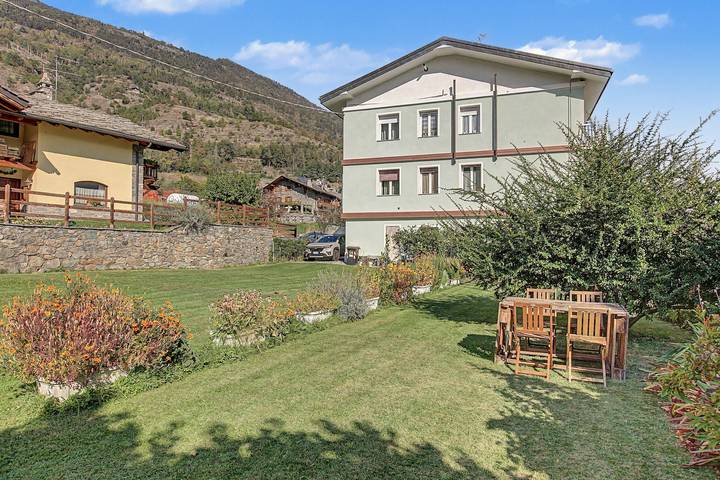 Hel lejlighed, Apartment 'Bellissima Collina' with Mountain View and Garden in Saint-Pierre (Aostatal), Comune di Saint-Pierre