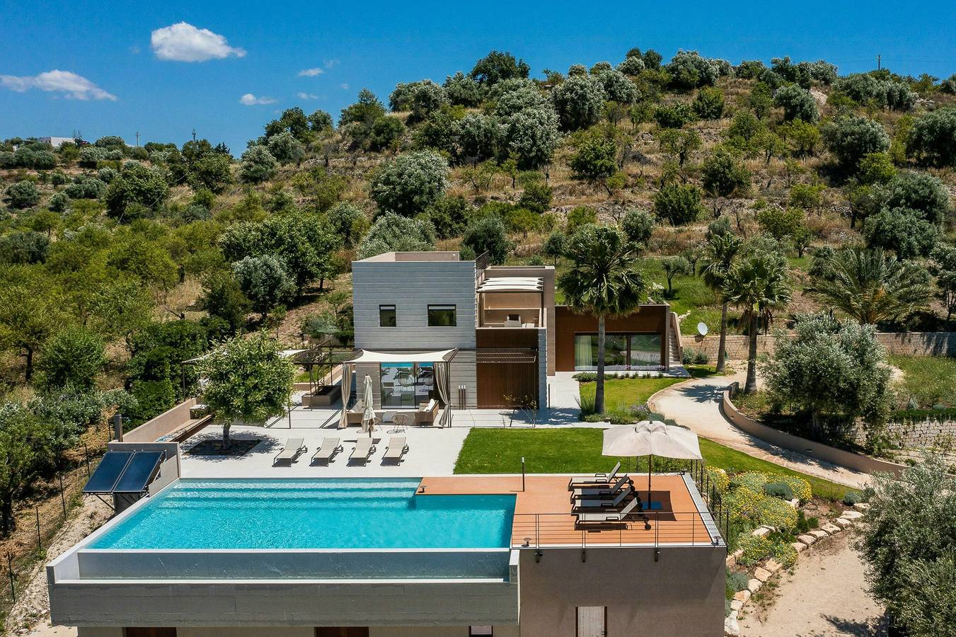 Villa nichée au cœur d'une plantation d'agrumes avec vue sur la mer à Noto in Noto, Région de Noto