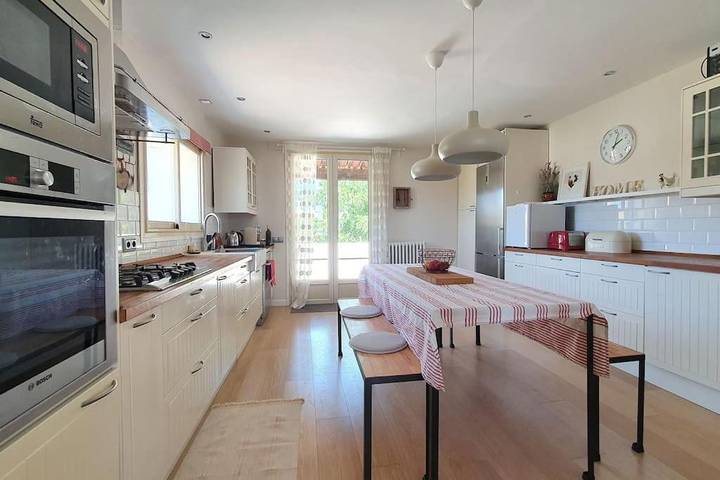 Location de vacances pour 8 personnes, avec jardin ainsi que vue et piscine, animaux acceptés à Pouzolles - 2