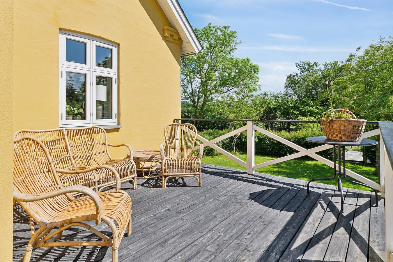 Wunderschöne gelbe Landvilla am Wasser. in Millinge, Kleiner Belt