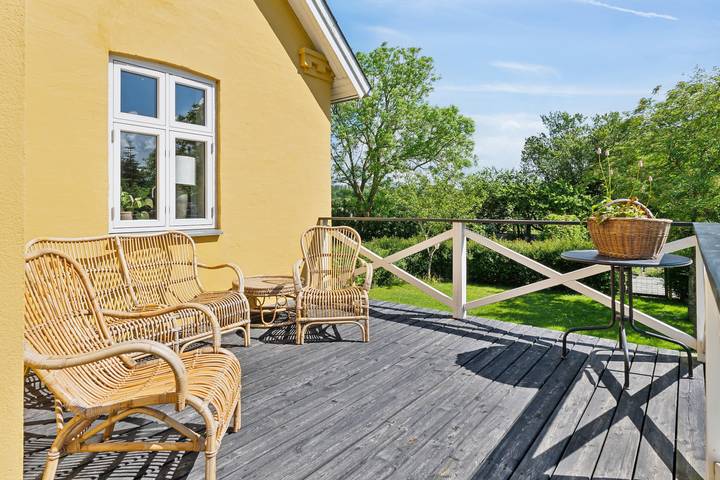 Wunderschöne gelbe Landvilla am Wasser. in Millinge, Kleiner Belt