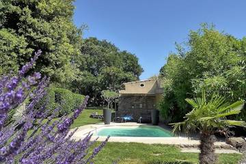 Gîte pour 3 personnes, avec terrasse et piscine à Grillon