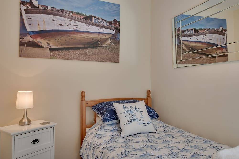 Entire apartment, Great Views. 2 bedroom apartment. Centre of Whitby. 3 guests. On site pkg. in Whitby, North York Moors National Park