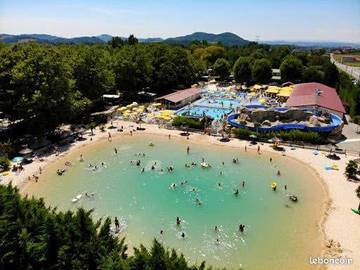 Gîte pour 6 personnes, avec piscine ainsi que jardin et terrasse à Châteauneuf-de-Galaure