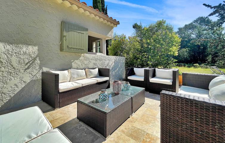 Location de vacances pour 8 personnes, avec terrasse à Nans-les-Pins - 2