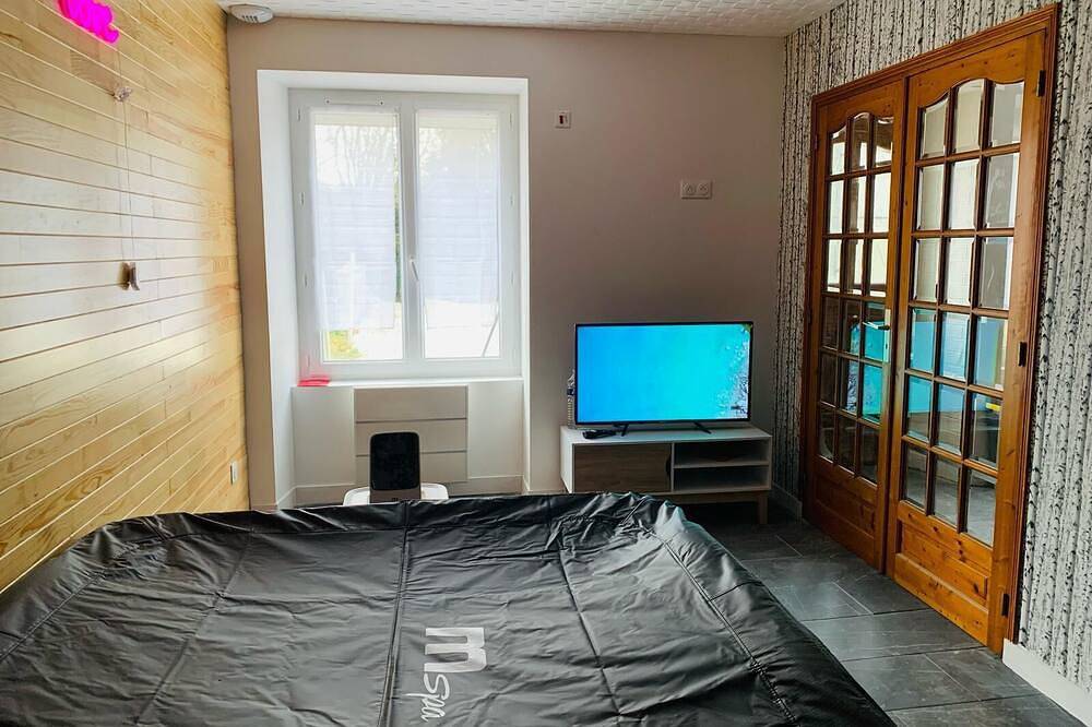 2-bedroom house with jacuzzi for up to 4 people with family and friends in Trémeur, Región de Dinan