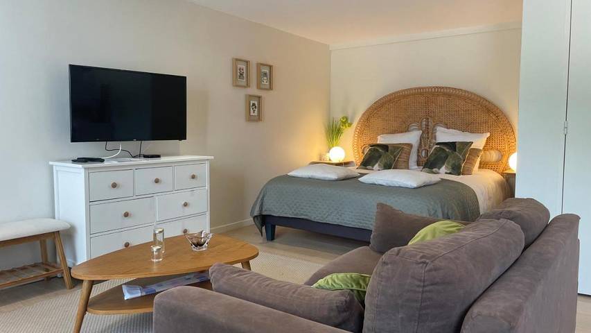 Location de vacances pour 2 personnes, avec Terrasse ainsi que Jardin et Piscine à Lecelles
