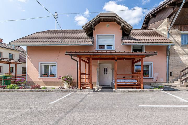 Glamping per 7 persone, con sauna e terrazza, adatto a famiglie con bambini in Slovenia