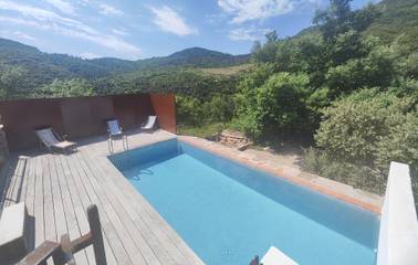 Gîte pour 6 personnes, avec jardin ainsi que piscine et terrasse à Vieussan