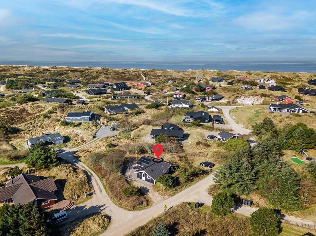 Lyst og venligt sommerhus med brændeovn in Henne, Région de Varde