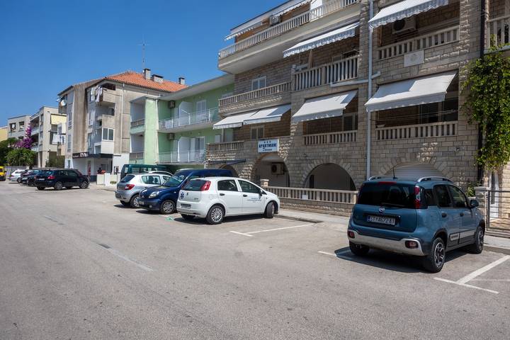 Ferienwohnung für 4 Personen, mit Balkon und Ausblick in Makarska - 3