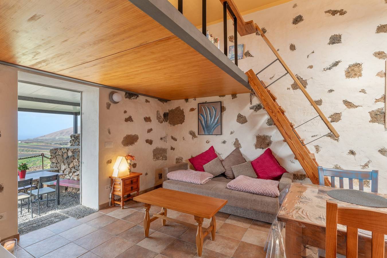 Holiday Home 'El Tablero' with Sea Views, Private Terrace and Wi-Fi in Mancha Blanca, Tinajo