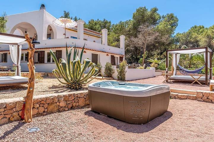 Finca für 6 Personen, mit Garten und Whirlpool sowie Pool und Terrasse auf Ibiza