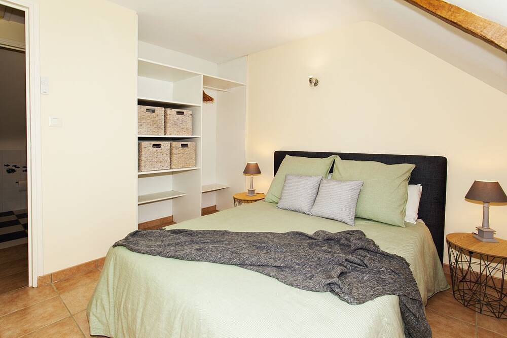 Stone cottage with private covered pool near the medieval city of Josselin. in Guégon, Région de Pontivy