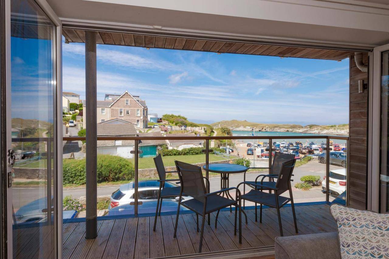 Entire apartment, Beach House Three-Bedroom Apartment with Sea View (Dog friendly) in Porth, Newquay