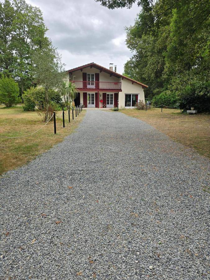 Location de vacances pour 7 personnes, avec piscine et terrasse à Vertheuil