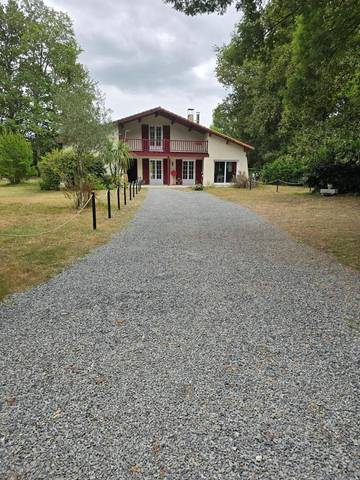 Gîte pour 7 personnes, avec piscine et terrasse à Vertheuil
