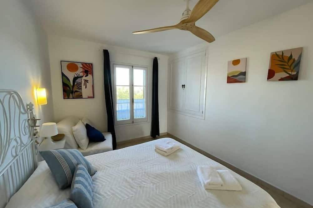 Apartamento entero, Algaiarens - Apto con piscina y junto a la playa in Cala Blanes, Ciudadela
