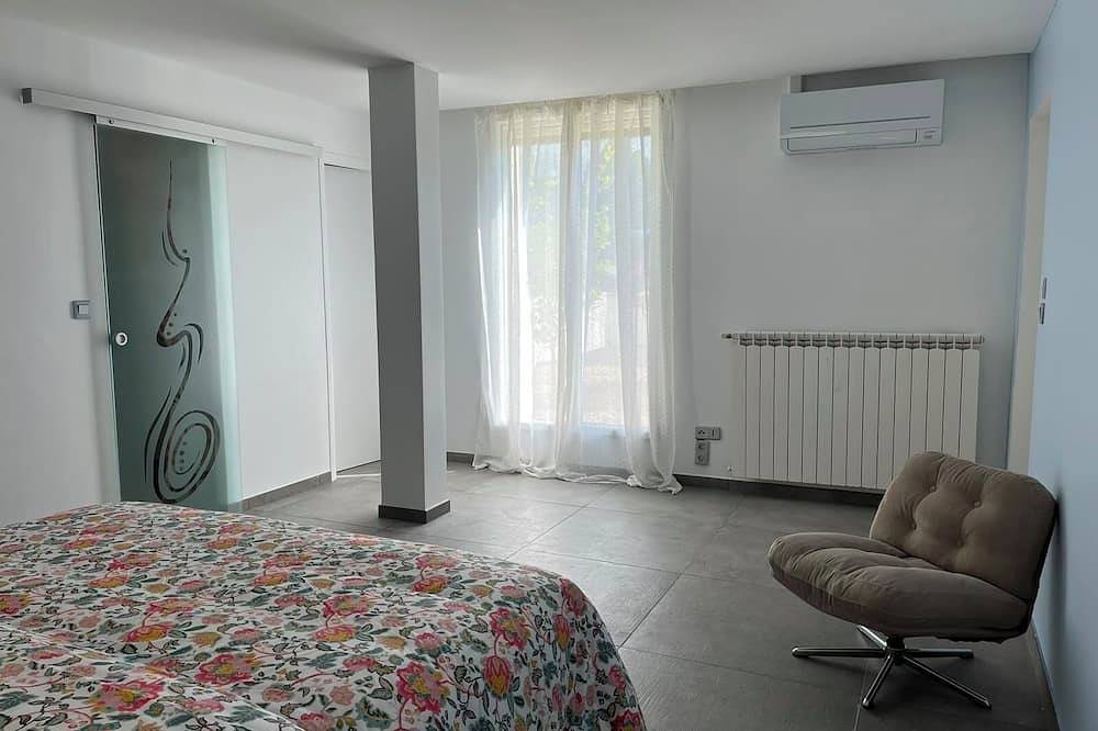 Apartamento entero, Apartment in a Basque-style house, with a tree-lined garden, pool, hot tub, and ocean views; ideal for 6 people. in Briscous, Region de Bayona