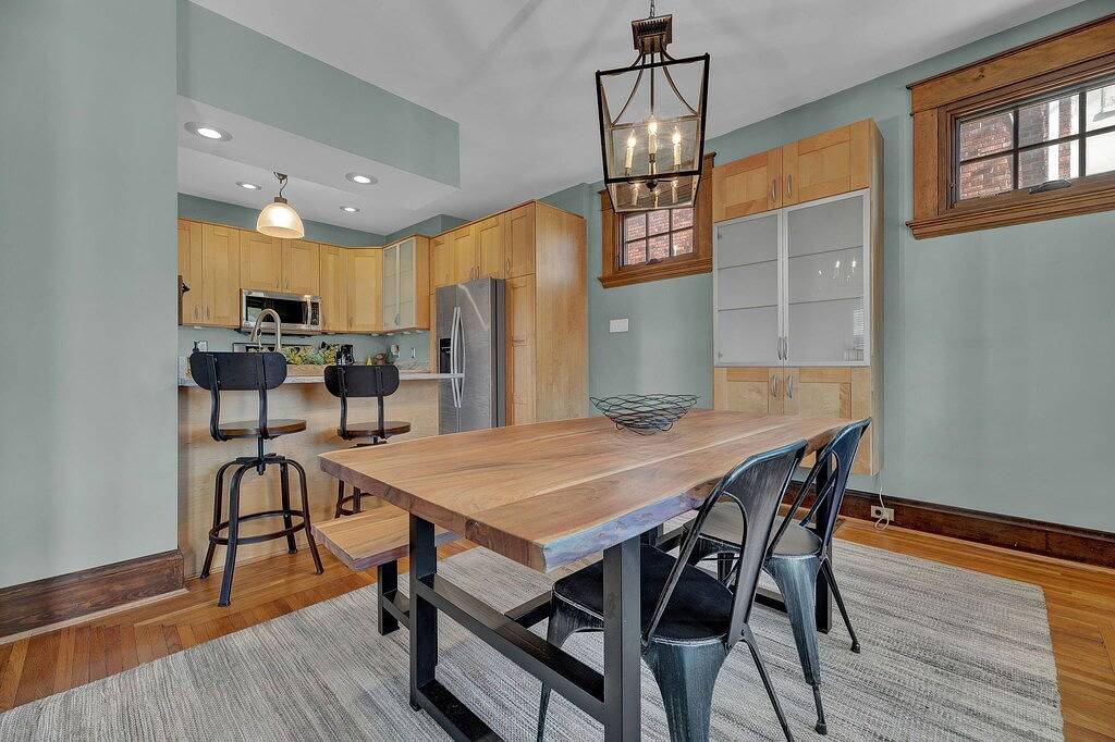 Oakley Square 3Br Charmer - Total Walkability by Redawning in Cincinnati, Hamilton County (OH)