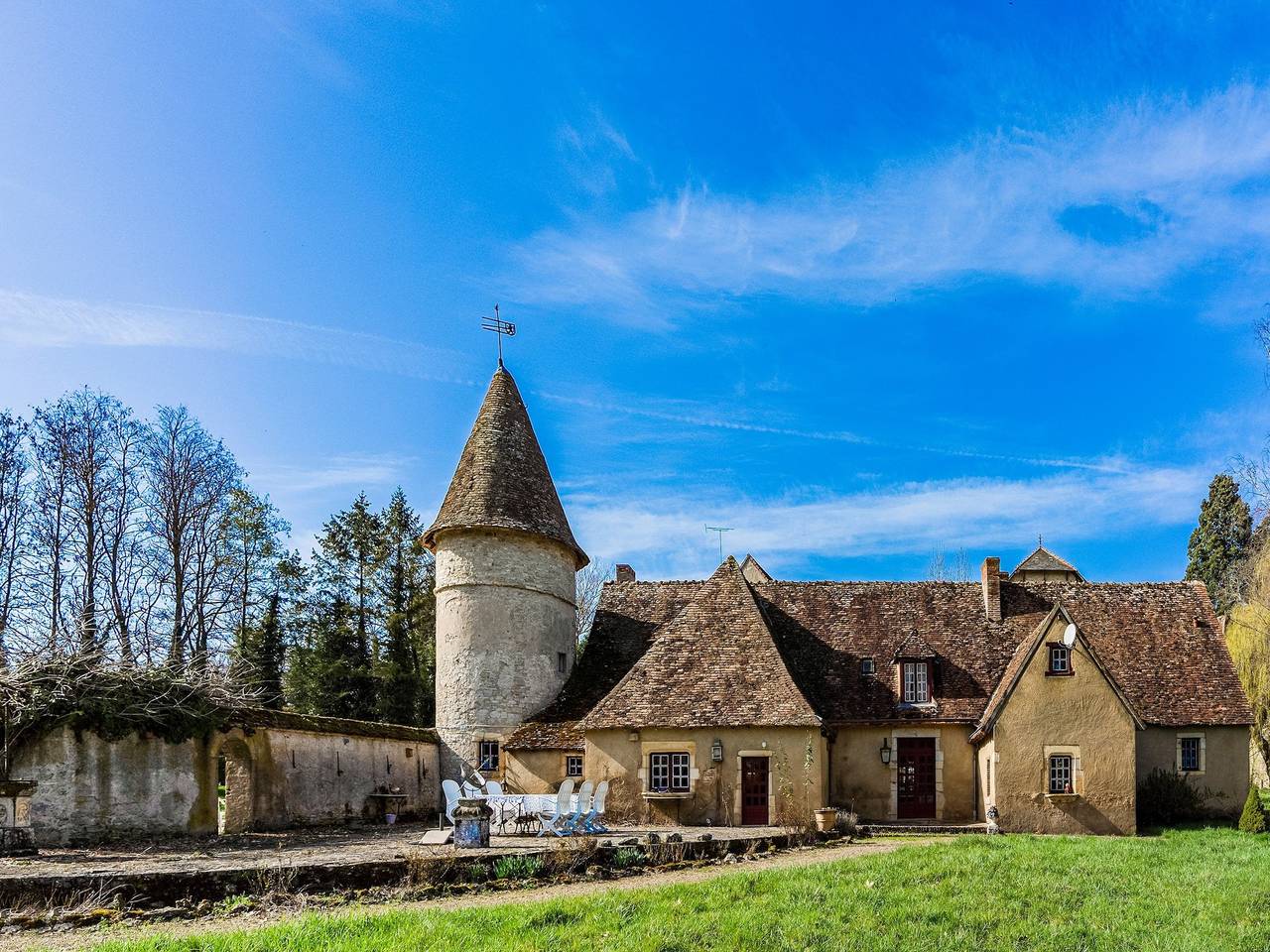 Château pour 8 Personnes dans Le Veurdre, Allier