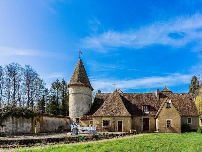 Château pour 8 personnes, avec Terrasse ainsi que Jardin et Piscine en Auvergne