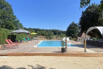 Gîte pour 24 personnes, avec terrasse ainsi que jacuzzi et jardin à Coulaures