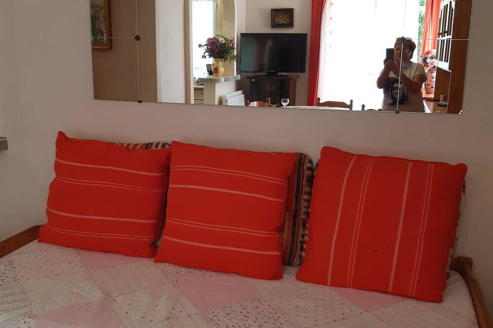 Entire apartment, Pieds Dans L'eau - Appart Avec Jardin A 100m Plage Mar Vivo in La Seyne-sur-Mer, Toulon region