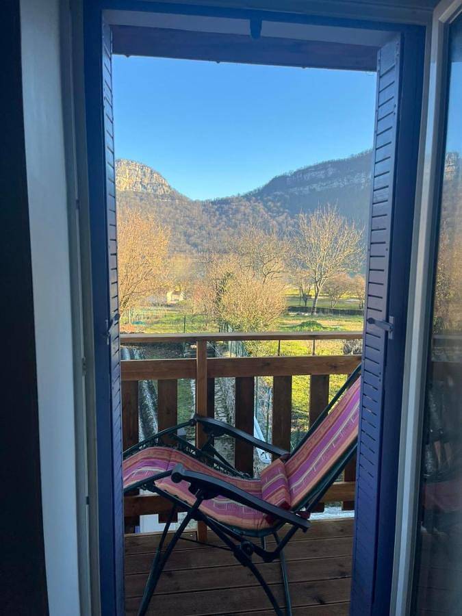 Location de vacances pour 4 personnes, avec Balcon et Terrasse ainsi que Jardin et Vue sur le lac à Condes