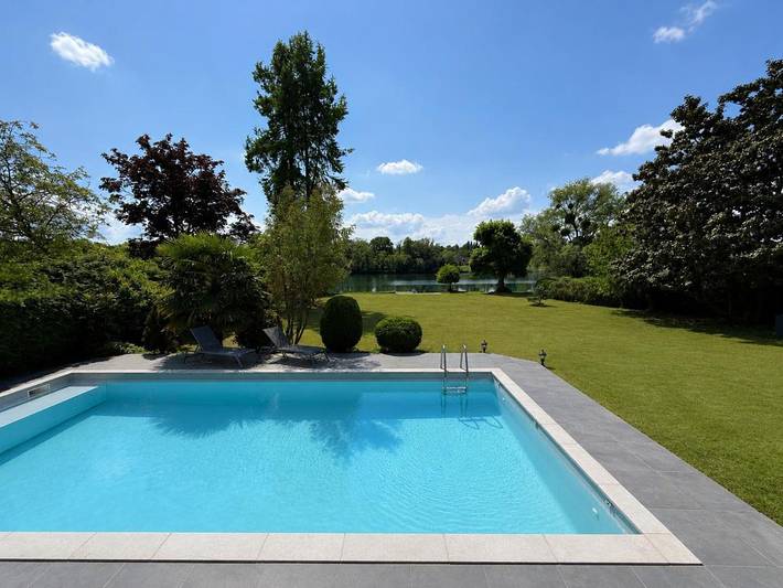 Location de vacances pour 8 personnes, avec terrasse ainsi que vue et piscine dans Nandy