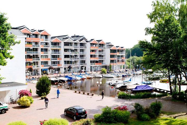 Ferienwohnung mit Meerblick für 5 Personen, mit Balkon und Terrasse sowie Seeblick und Ausblick in Bad Zwischenahn