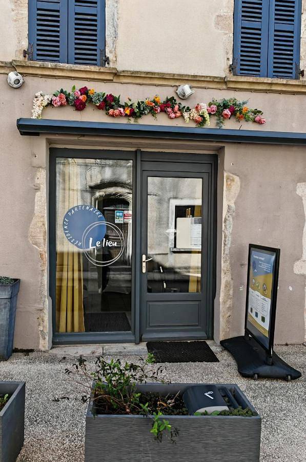 Gîte pour 15 personnes, avec terrasse, animaux acceptés à Saint-Amour