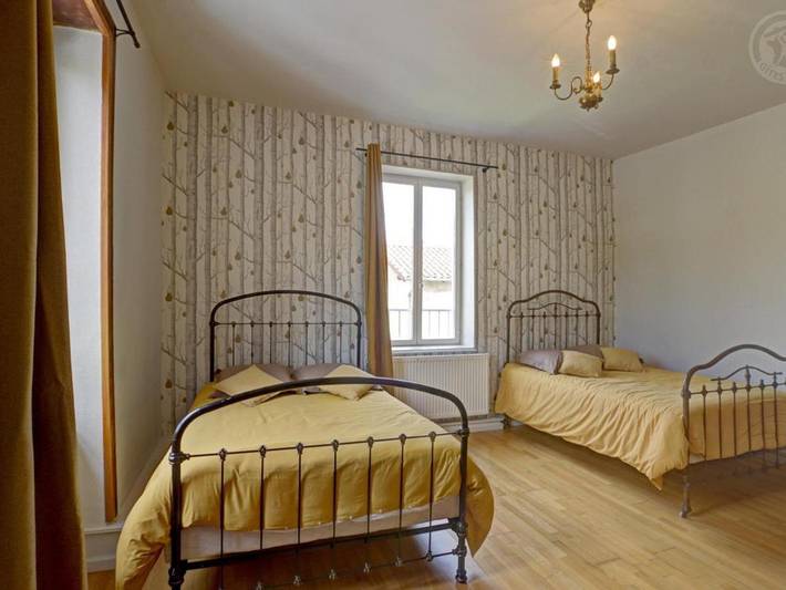 Location de vacances pour 15 personnes, avec jardin ainsi que terrasse et piscine dans Mornand-en-Forez - 3