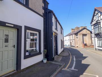 Log Cabin for 4 People in Llangollen, Denbighshire, Photo 2
