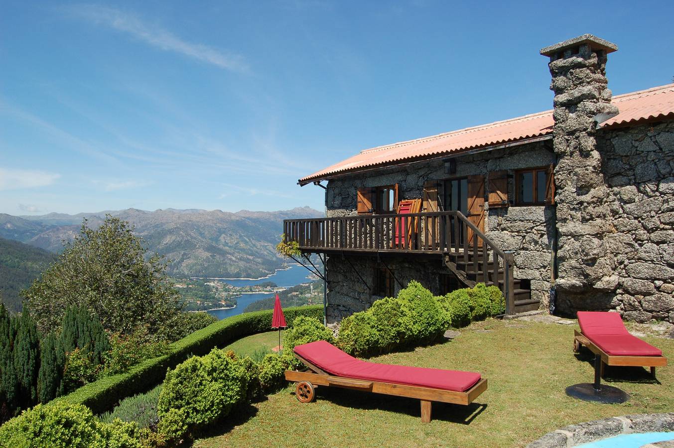 Holiday Home 'Casa Do Gêres' with Lake View, Private Pool and Wi-Fi in Caniçada e Soengas, Braga District