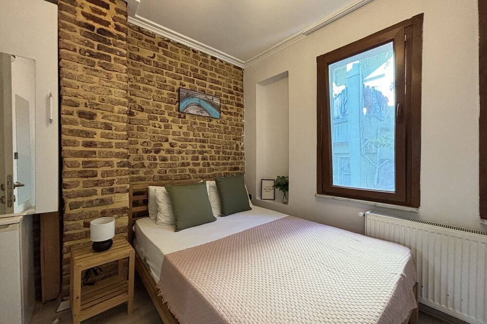 Unique 5Br Art House in Balat w/ Garden in Balat, Istanbul
