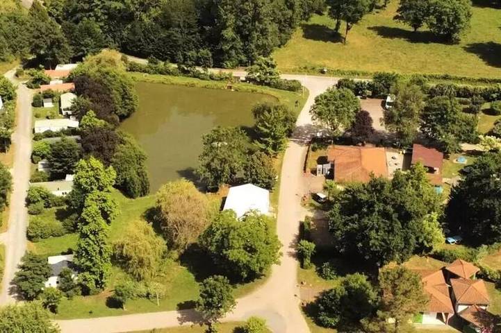 Mobil home pour 3 personnes, avec piscine ainsi que jacuzzi et sauna, animaux acceptés à Thiviers - 4