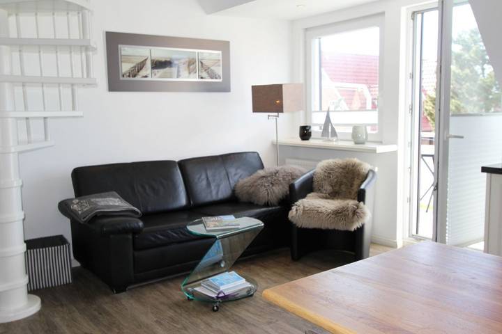 Ganze Wohnung, Modern eingerichtetes Ferienappartement auf 2 Ebenen im Herzen von Wenningstedt in Wenningstedt, Sylt