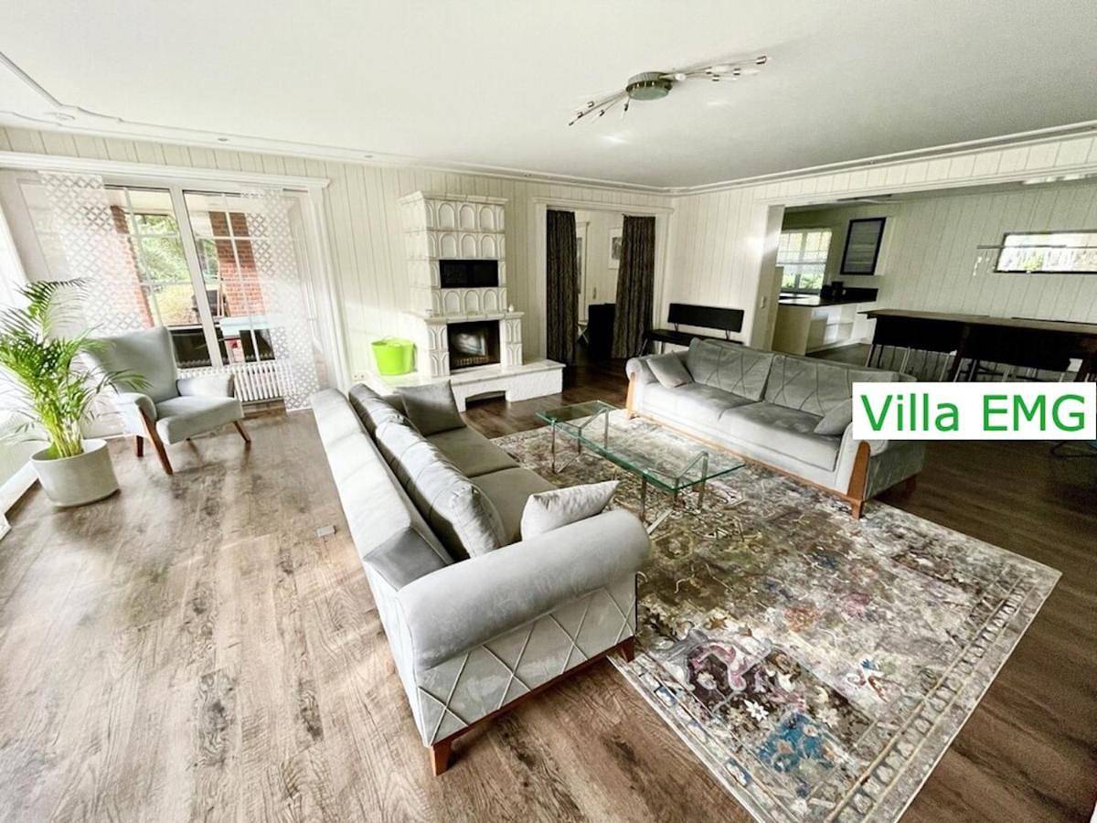 Ferienhaus Villa Emg Celle nah Hannover mit Pool, Kamin, Garten, Teich, Wald, Partyraum für Familien Gruppen bis 22 Personen in Celle, Aller-Leine-Tal